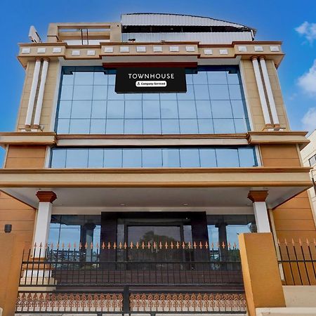 Super Townhouse Koyambedu Chennai Exterior foto