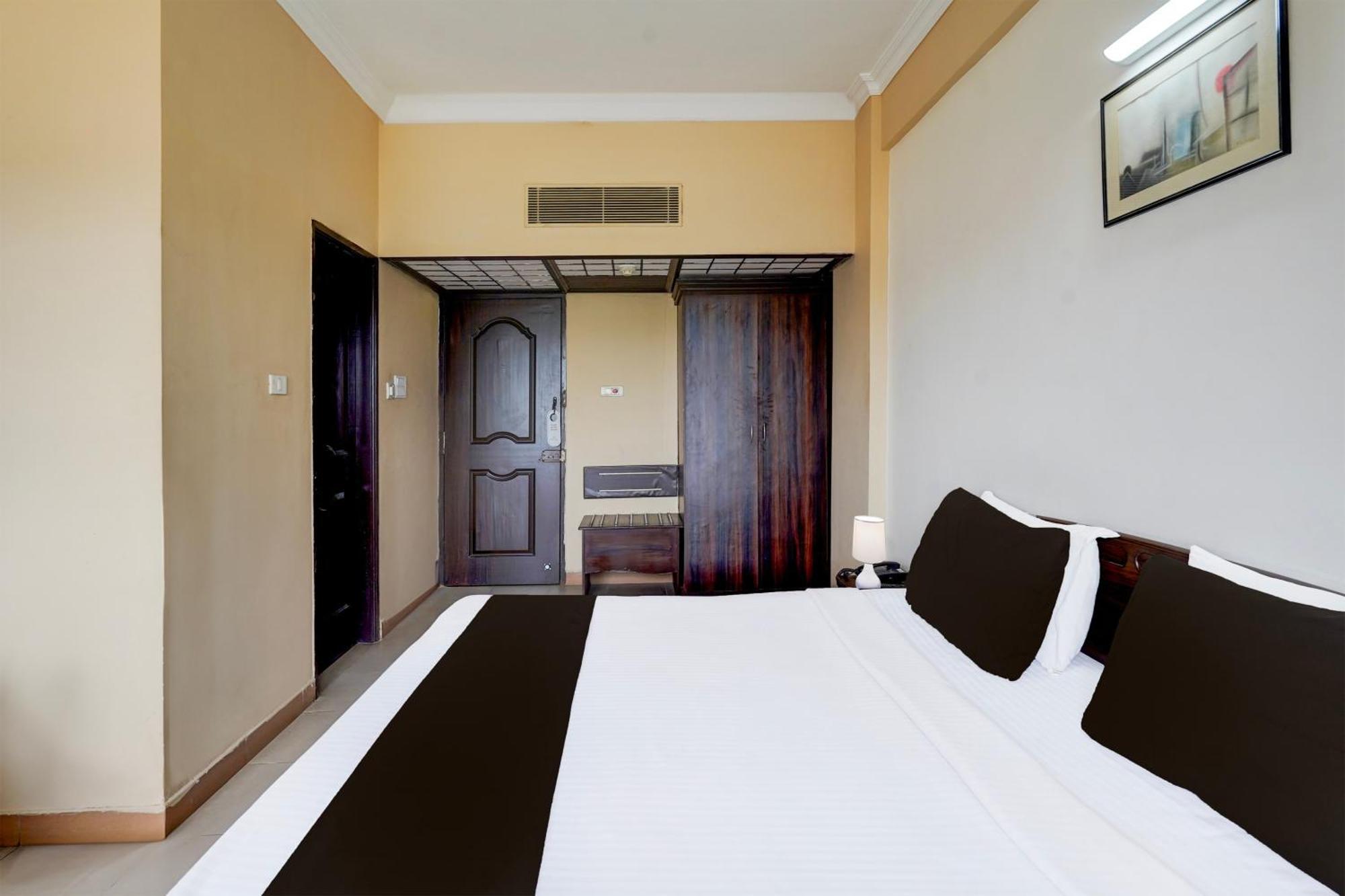 Super Townhouse Koyambedu Chennai Exterior foto