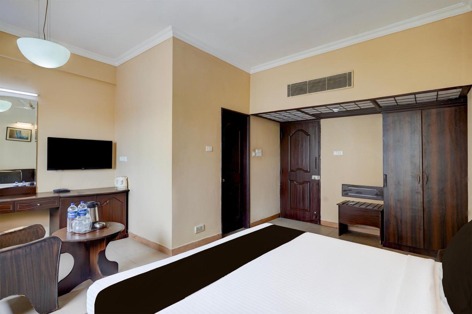 Super Townhouse Koyambedu Chennai Exterior foto