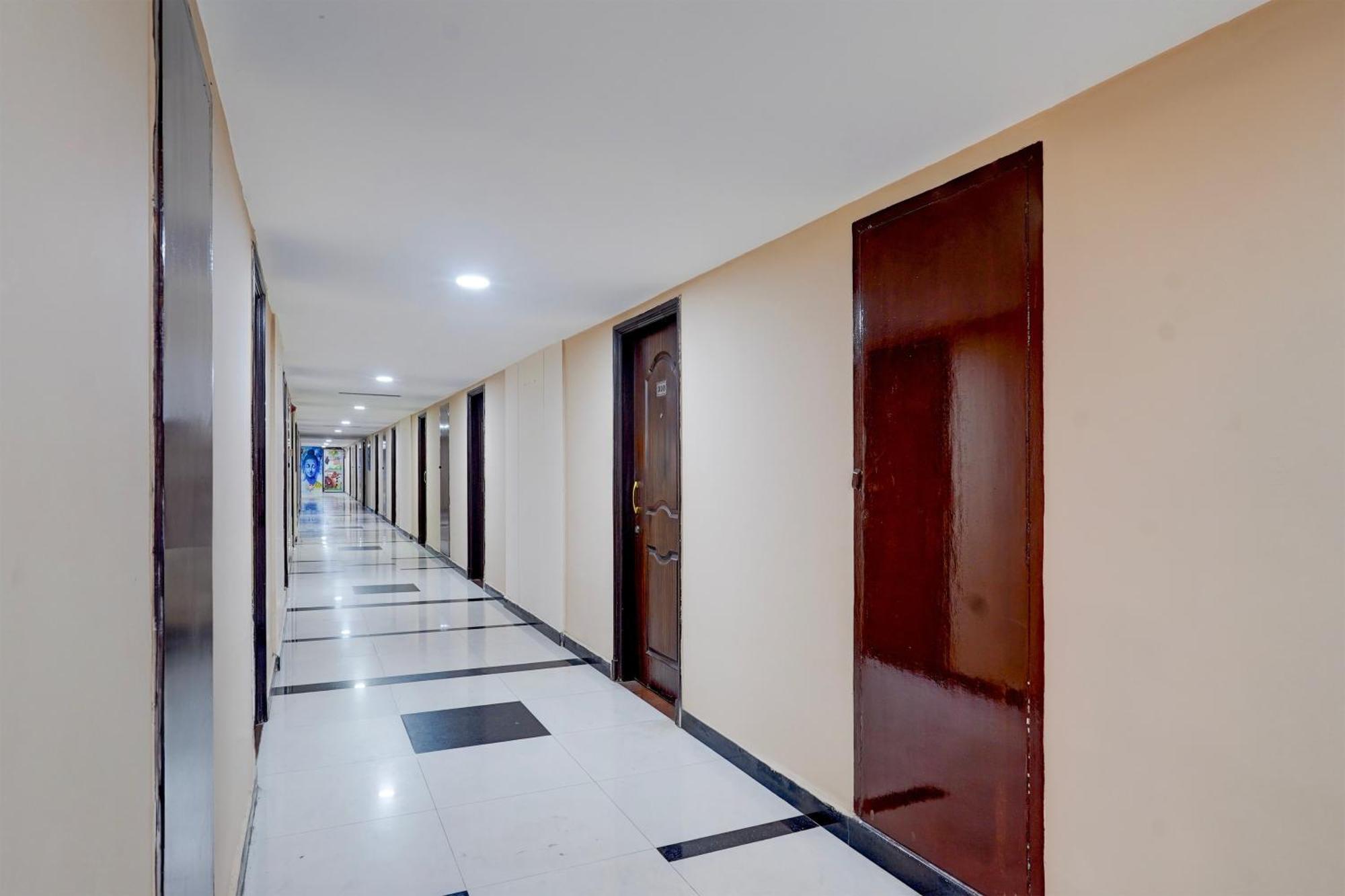 Super Townhouse Koyambedu Chennai Exterior foto