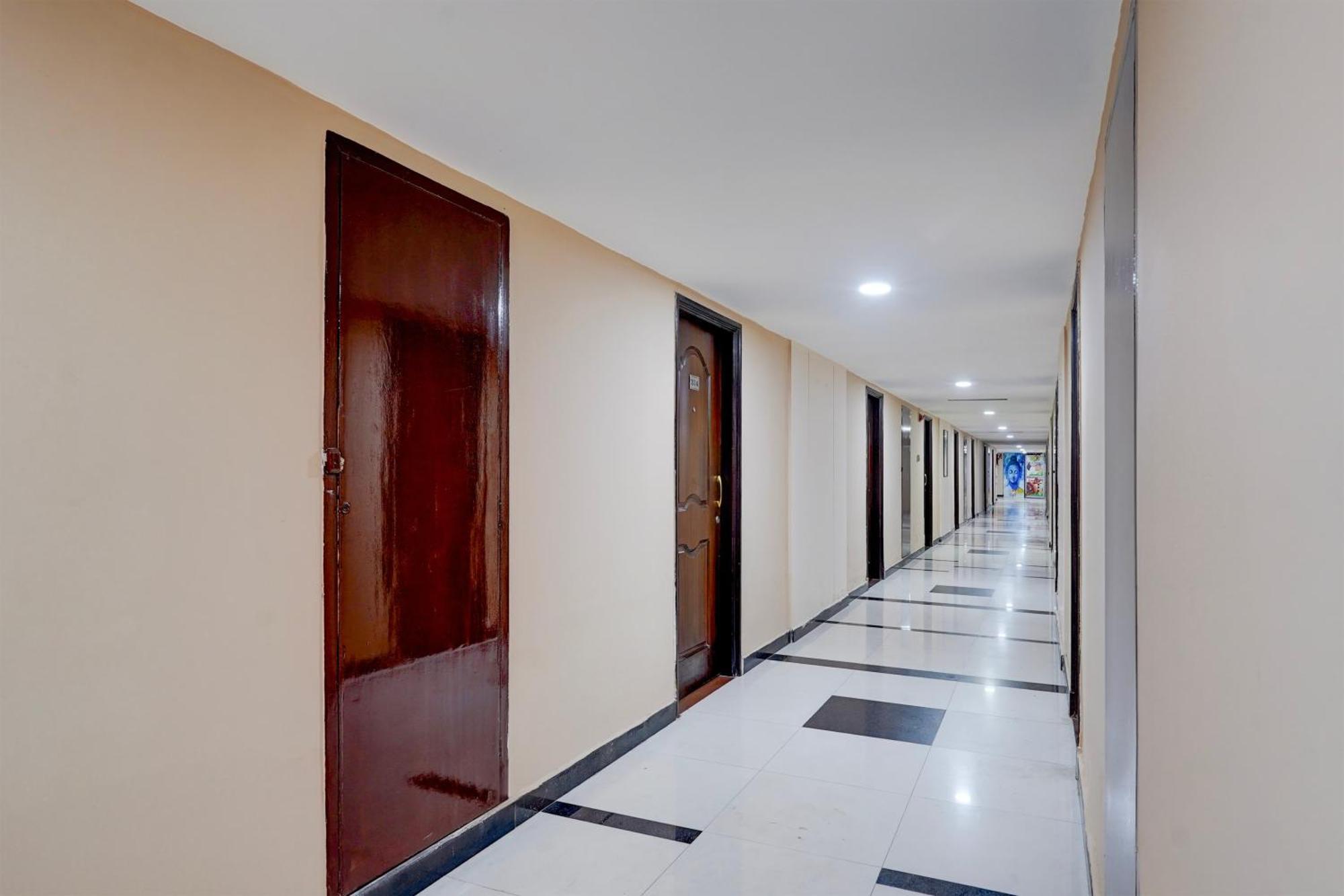 Super Townhouse Koyambedu Chennai Exterior foto