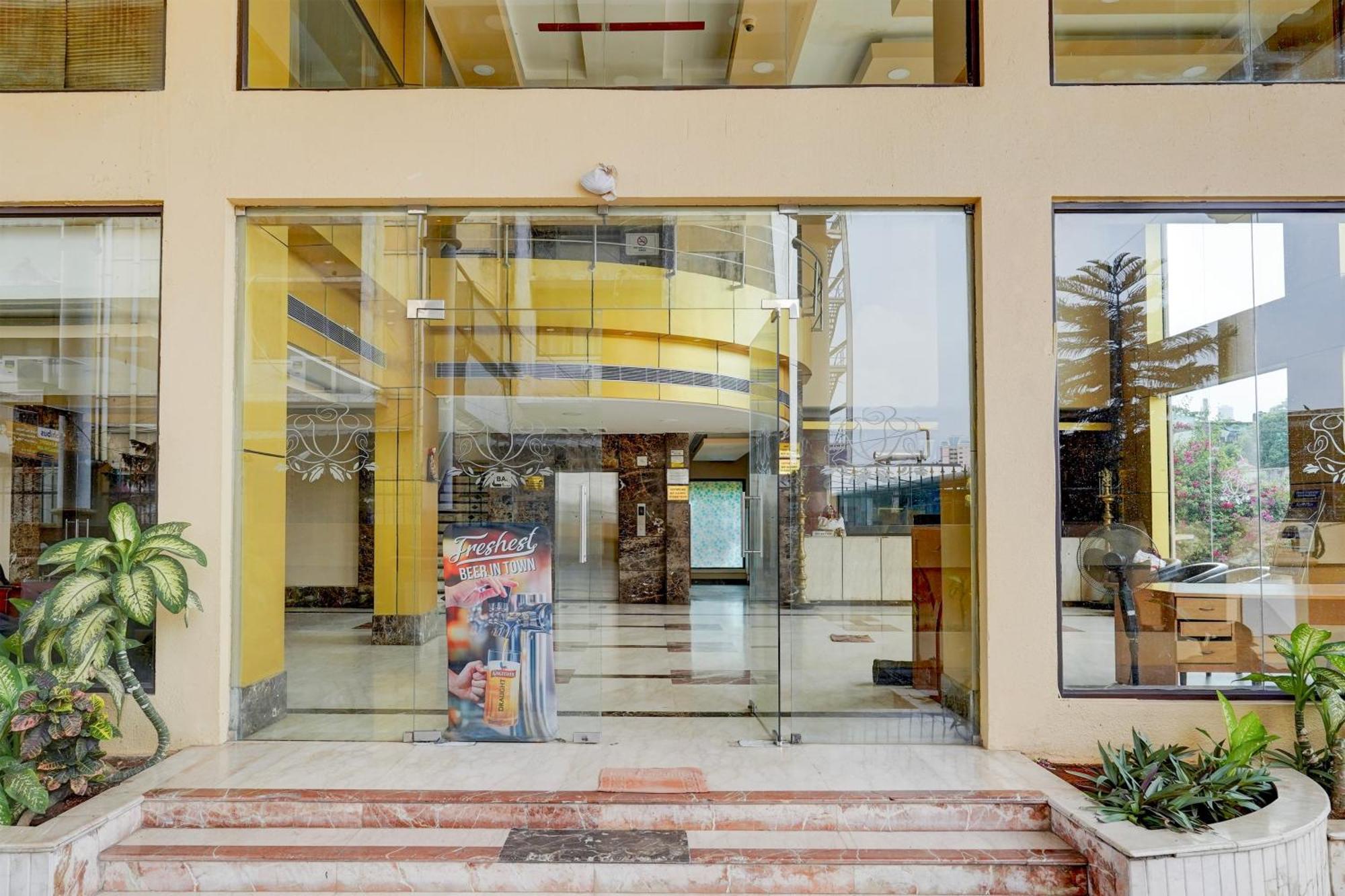 Super Townhouse Koyambedu Chennai Exterior foto