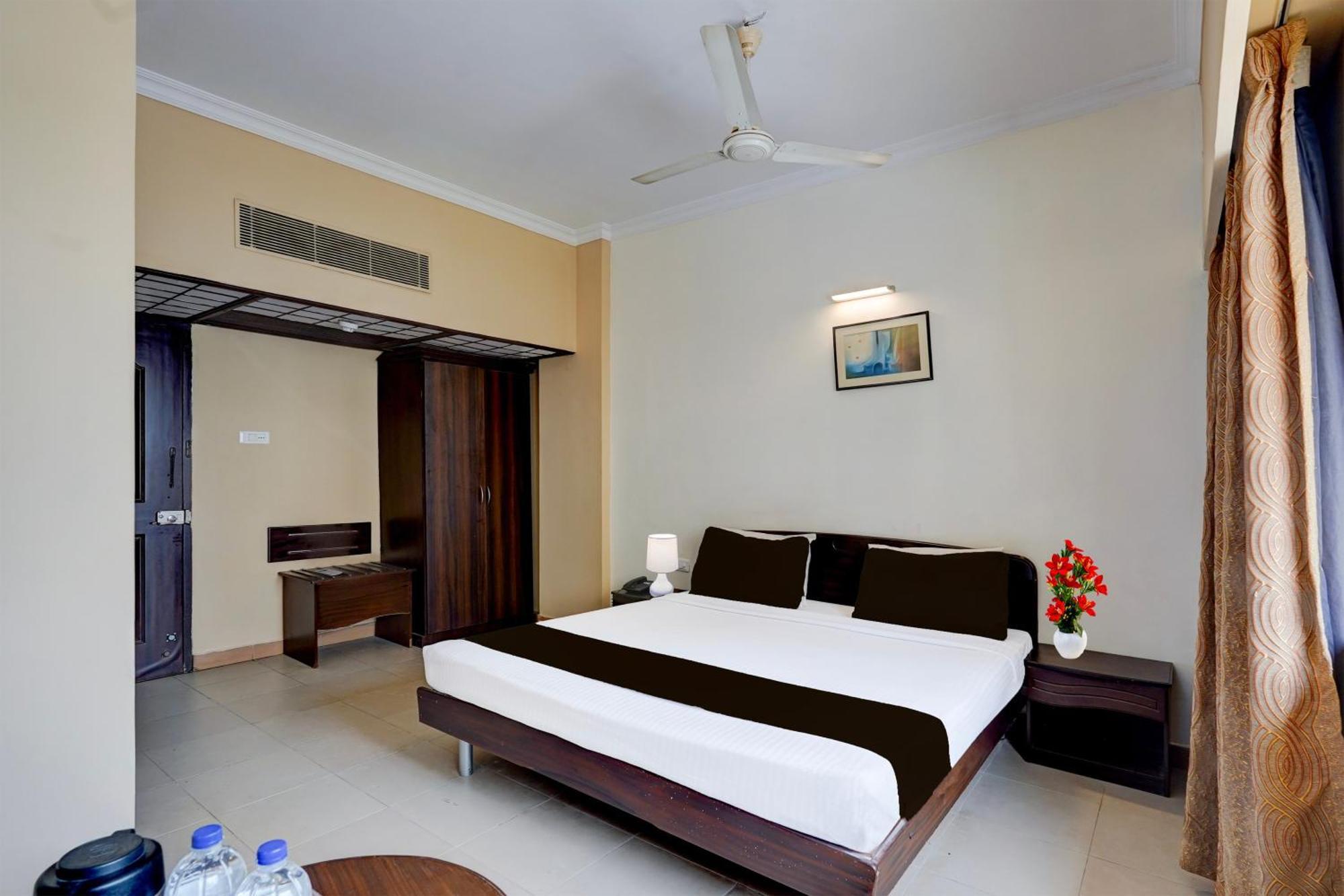 Super Townhouse Koyambedu Chennai Exterior foto
