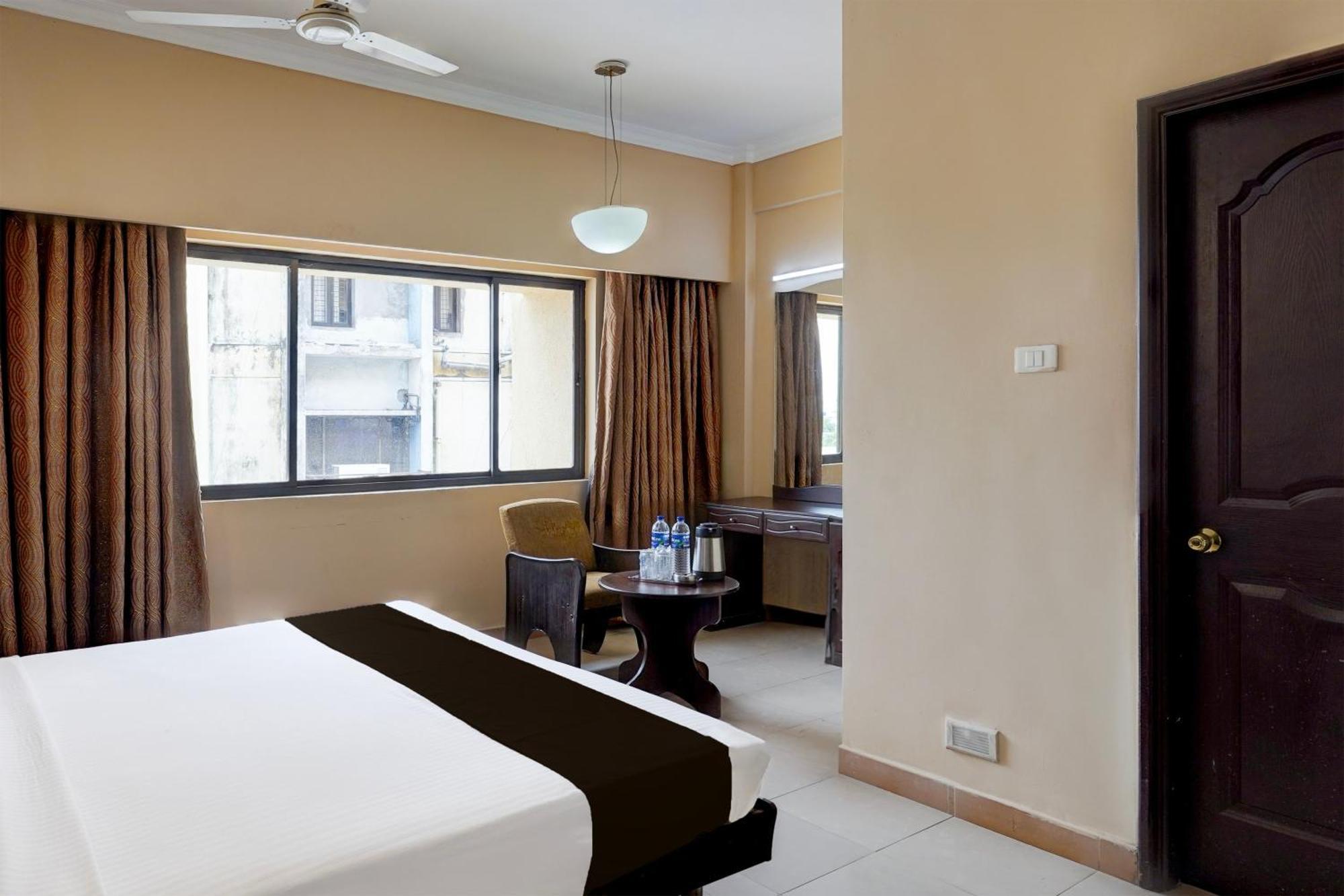 Super Townhouse Koyambedu Chennai Exterior foto