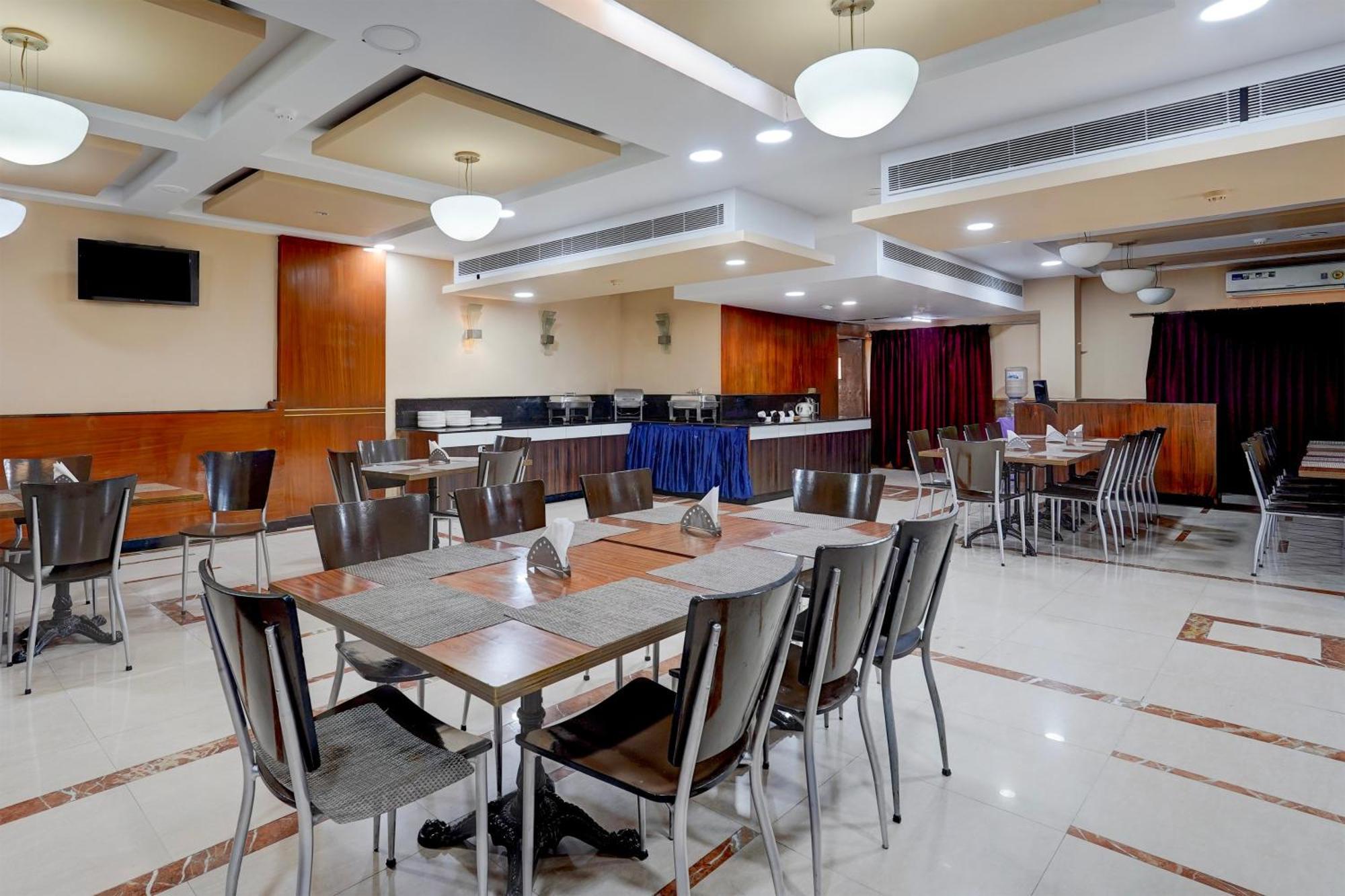 Super Townhouse Koyambedu Chennai Exterior foto