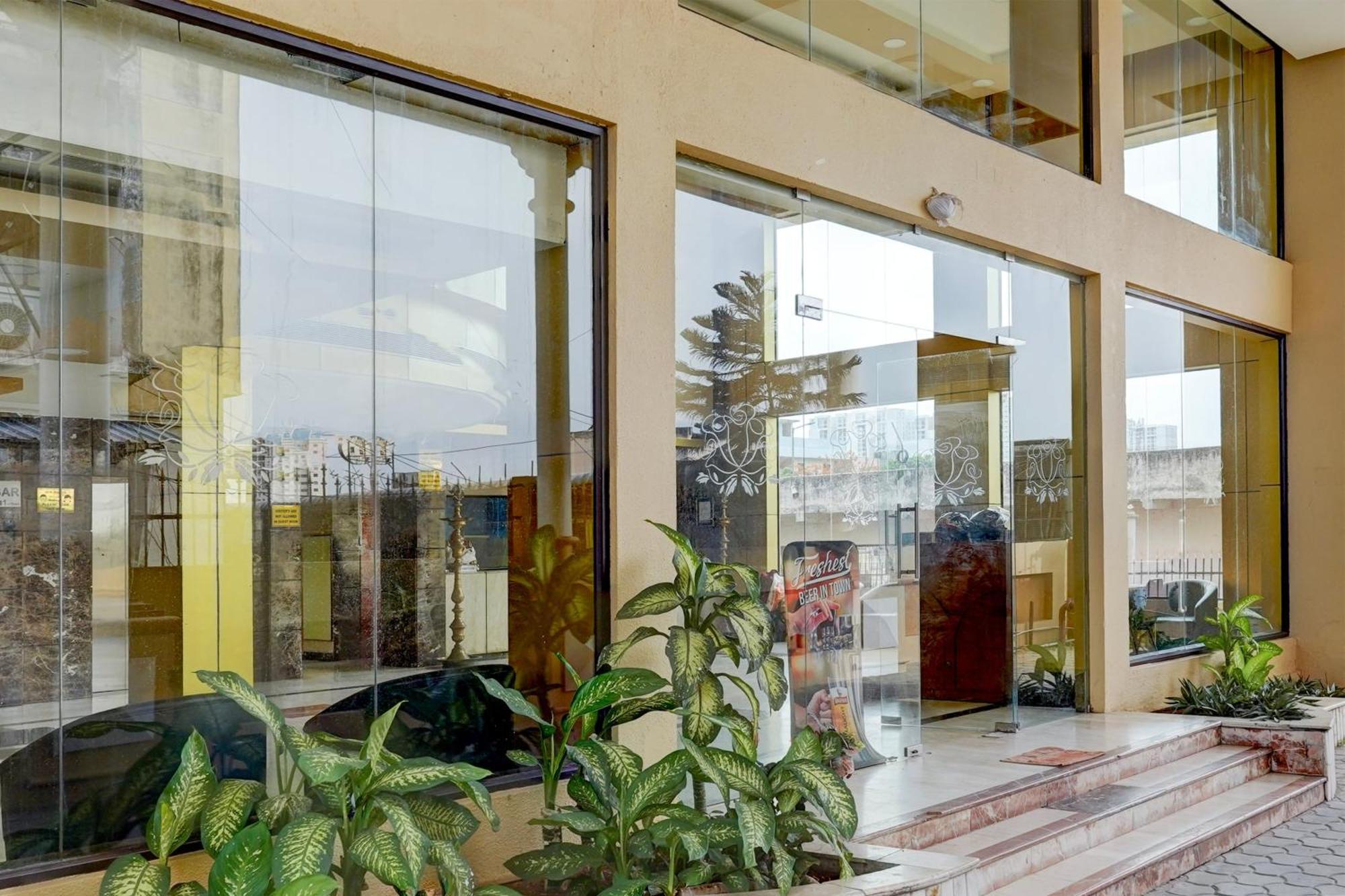 Super Townhouse Koyambedu Chennai Exterior foto