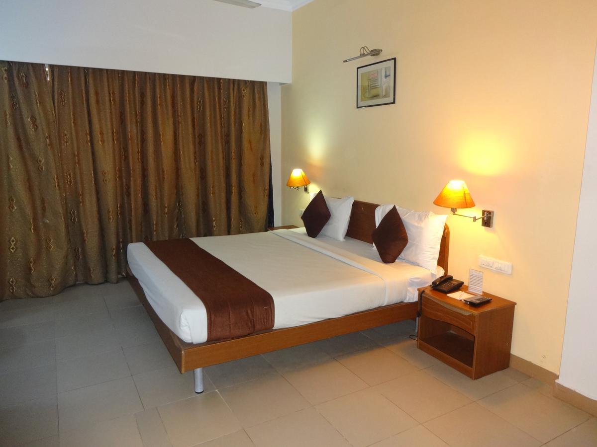 Super Townhouse Koyambedu Chennai Exterior foto