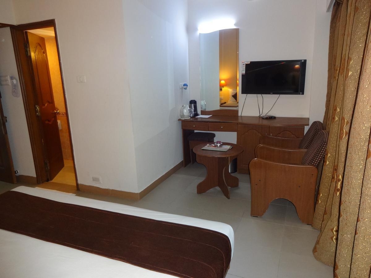 Super Townhouse Koyambedu Chennai Exterior foto