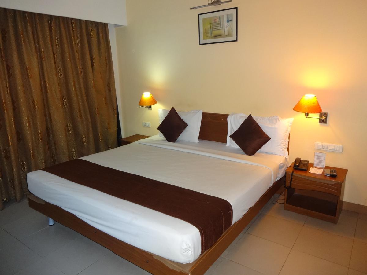 Super Townhouse Koyambedu Chennai Exterior foto