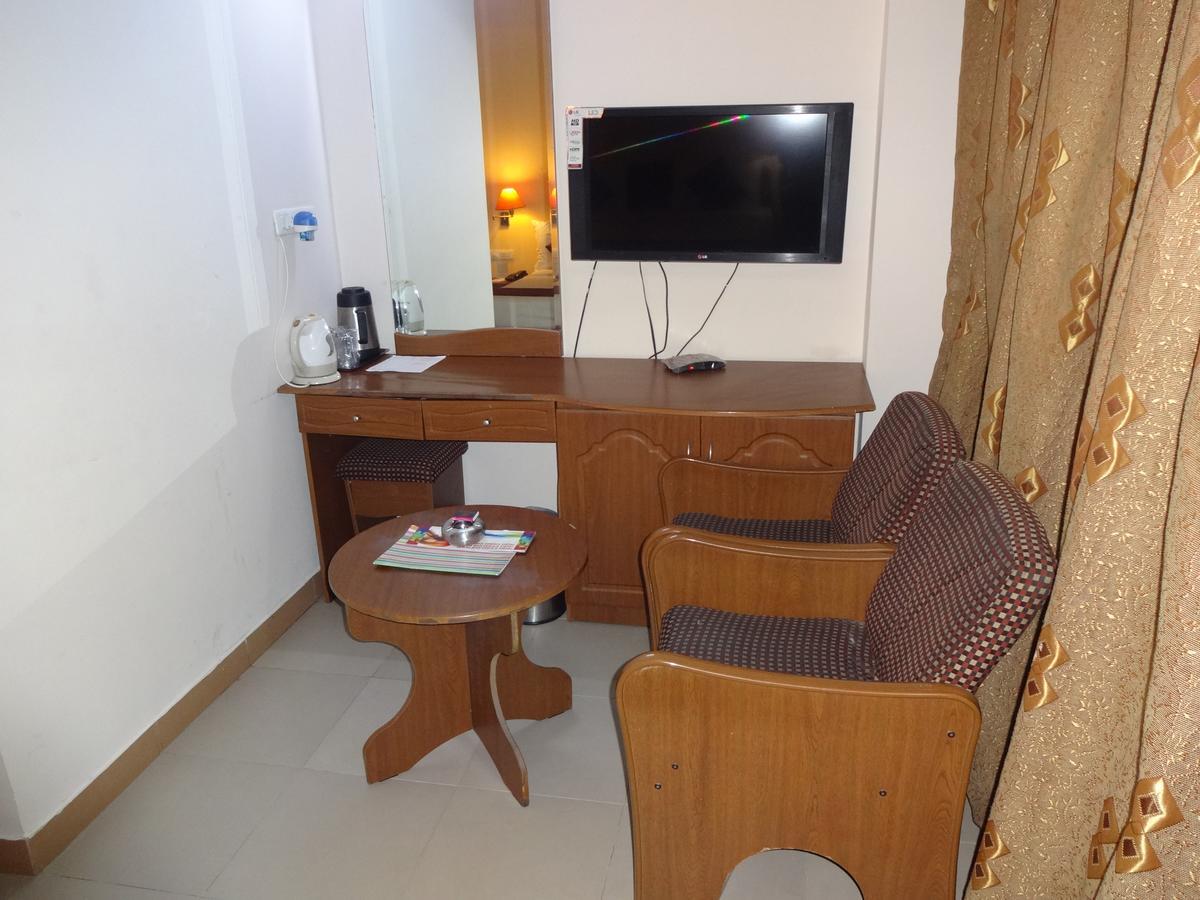 Super Townhouse Koyambedu Chennai Exterior foto