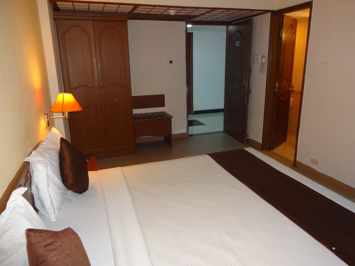 Super Townhouse Koyambedu Chennai Exterior foto
