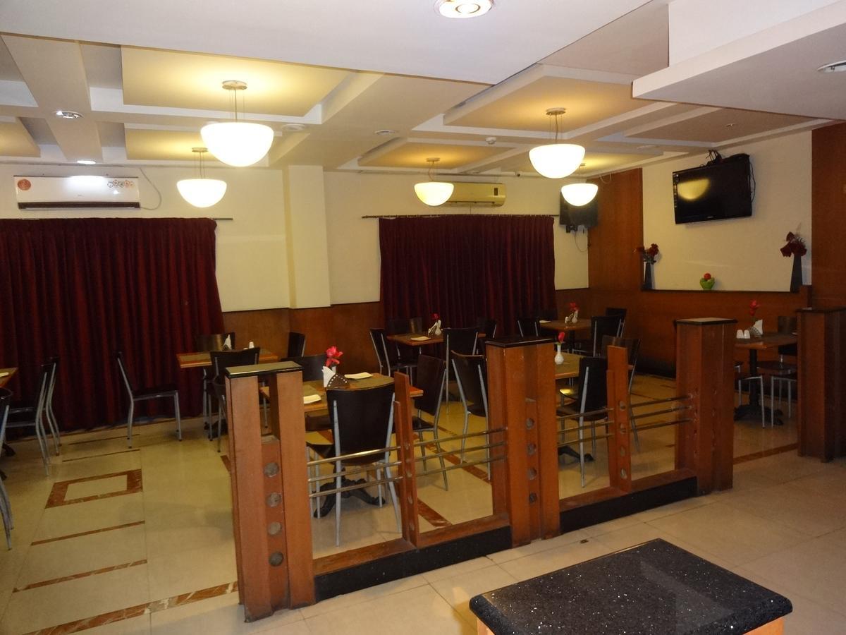 Super Townhouse Koyambedu Chennai Exterior foto