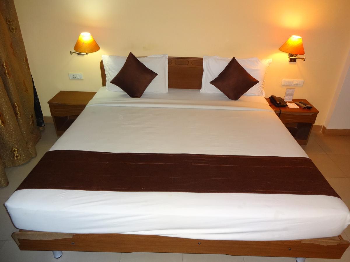 Super Townhouse Koyambedu Chennai Exterior foto