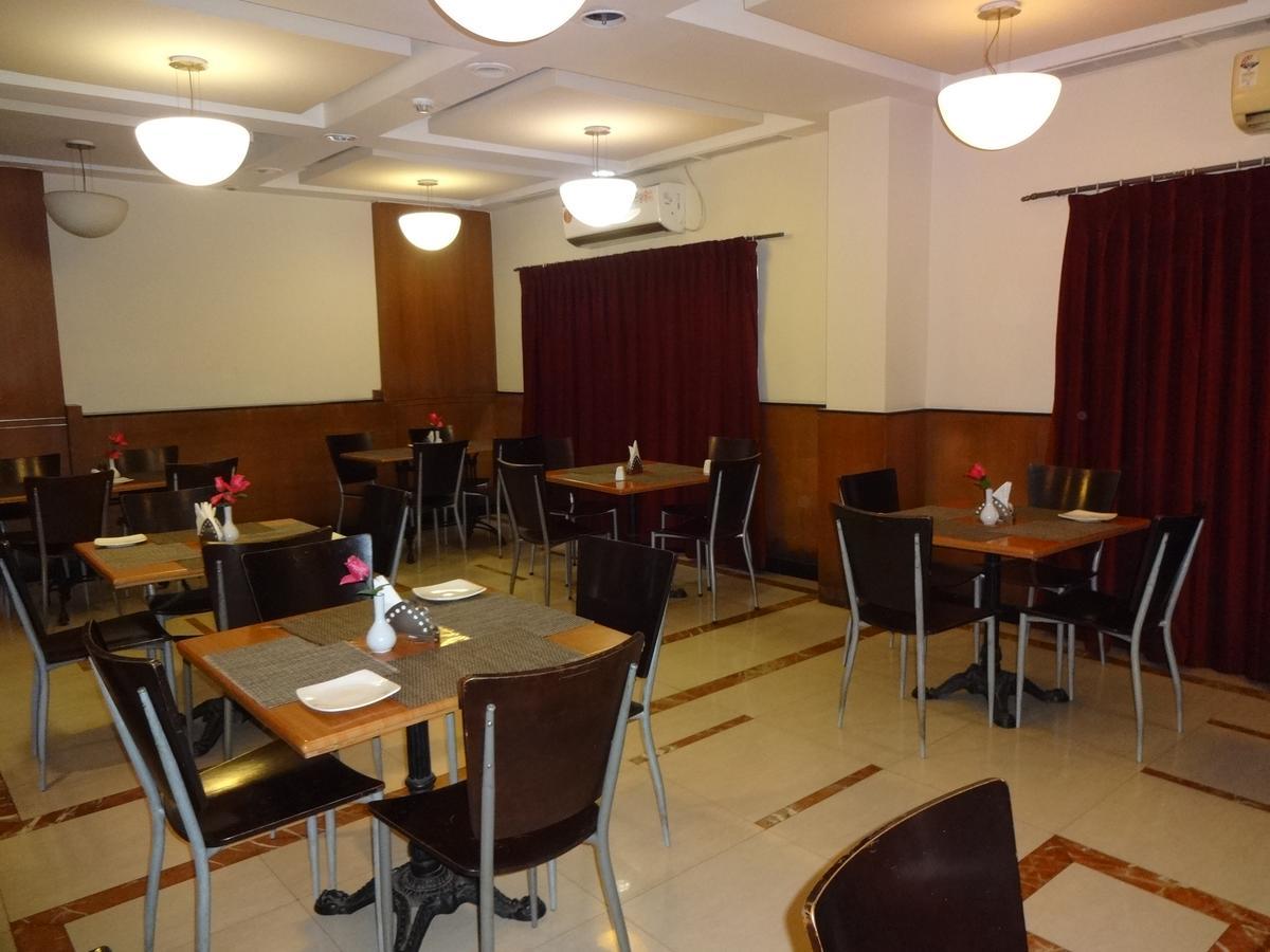 Super Townhouse Koyambedu Chennai Exterior foto