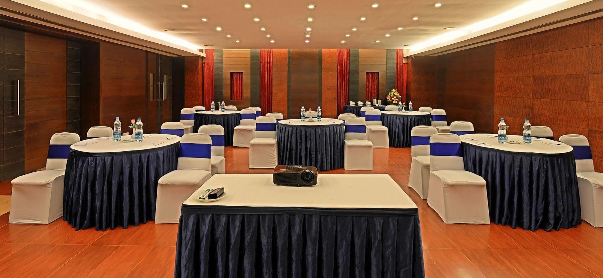Super Townhouse Koyambedu Chennai Exterior foto
