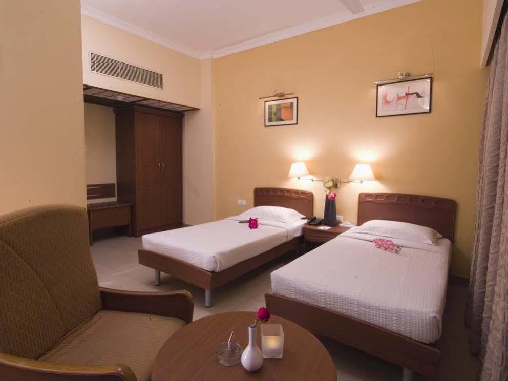 Super Townhouse Koyambedu Chennai Exterior foto